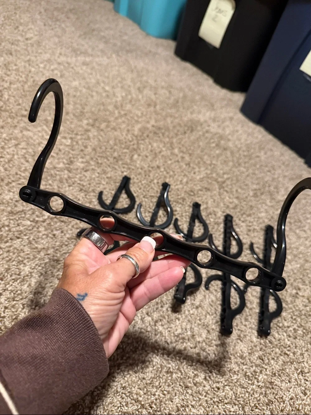 Set of 6 plastic closet bar extenders for clothing hangers